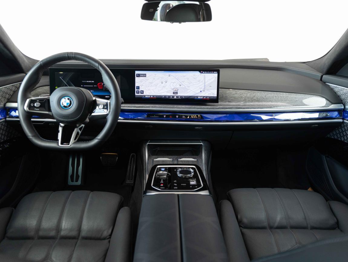 BMW i7