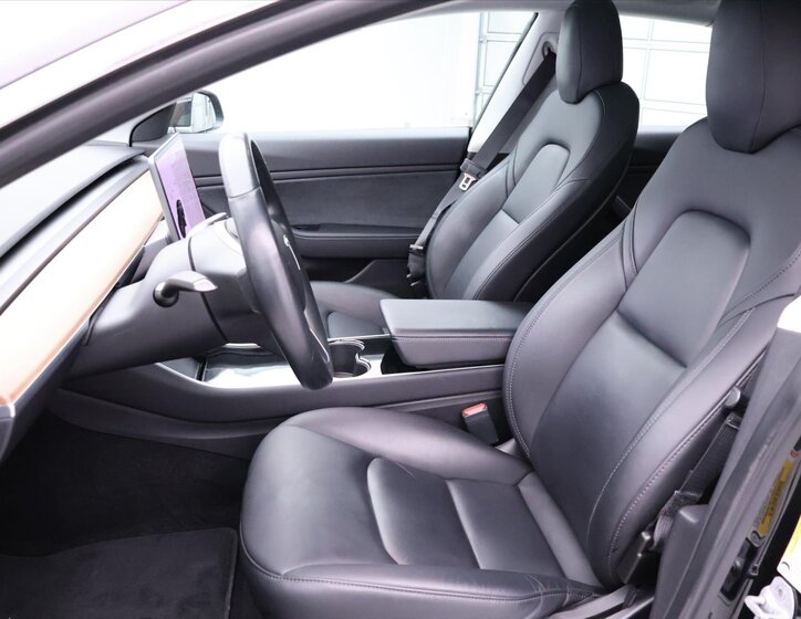 Tesla Model 3 Sedan / Limuzína 0,0 340 kw