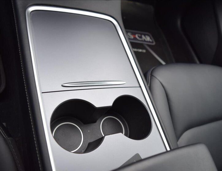 Tesla Model 3 Sedan 0,0 366 kw