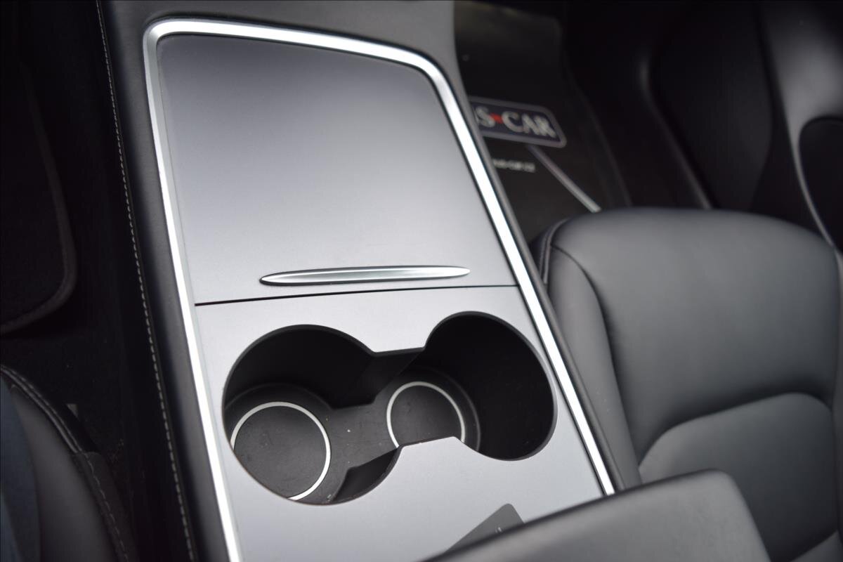 Tesla Model 3 Sedan 0,0 366 kw