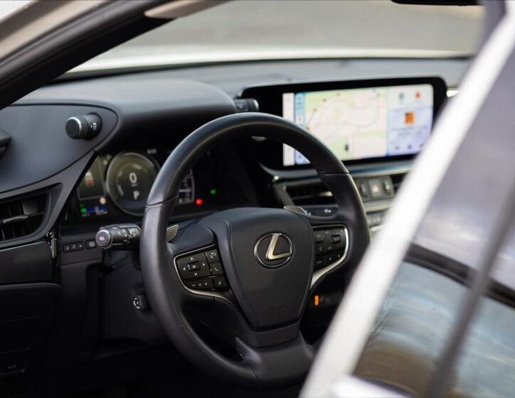 Lexus ES 300h Sedan / Limuzína 2,5 l 160 kw