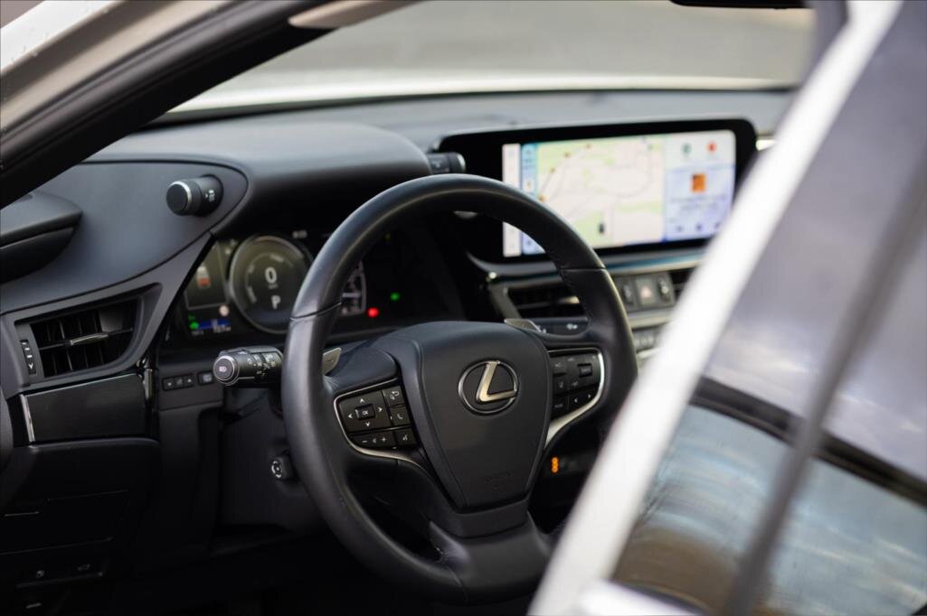 Lexus ES 300h Sedan / Limuzína 2,5 l 160 kw