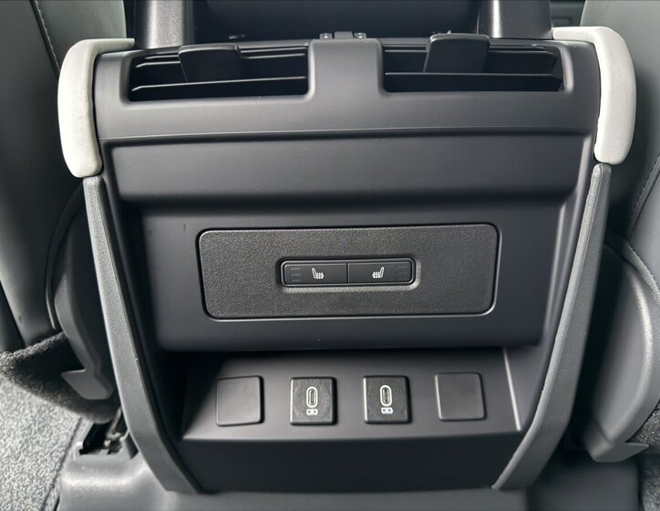 Land Rover Defender 26