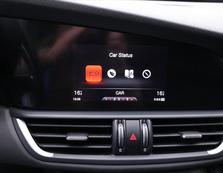 Alfa Romeo Giulia Sedan / Limuzína 2,1 l 110 kw