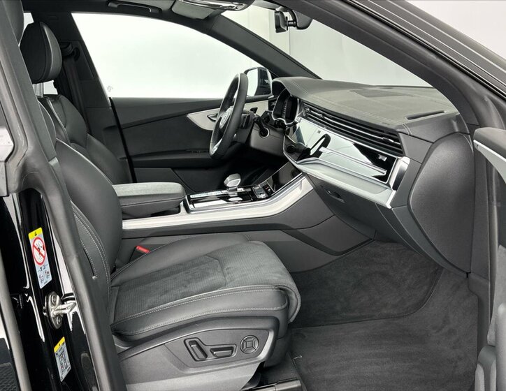 Audi Q8 SUV / Terénní 3,0 l 210 kw