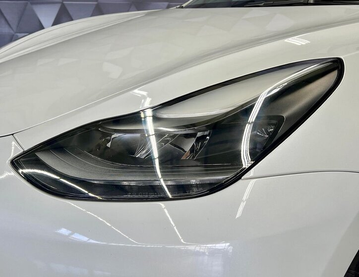 Tesla Model 3 Sedan / Limuzína 0,0 239 kw