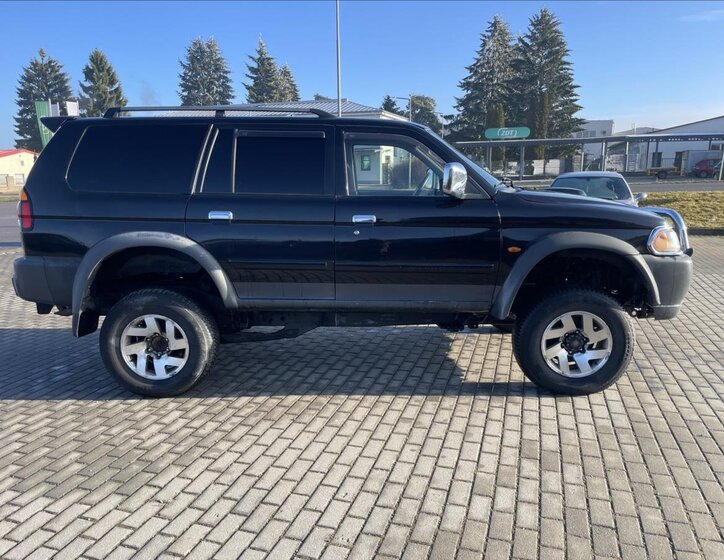 Mitsubishi Pajero 38