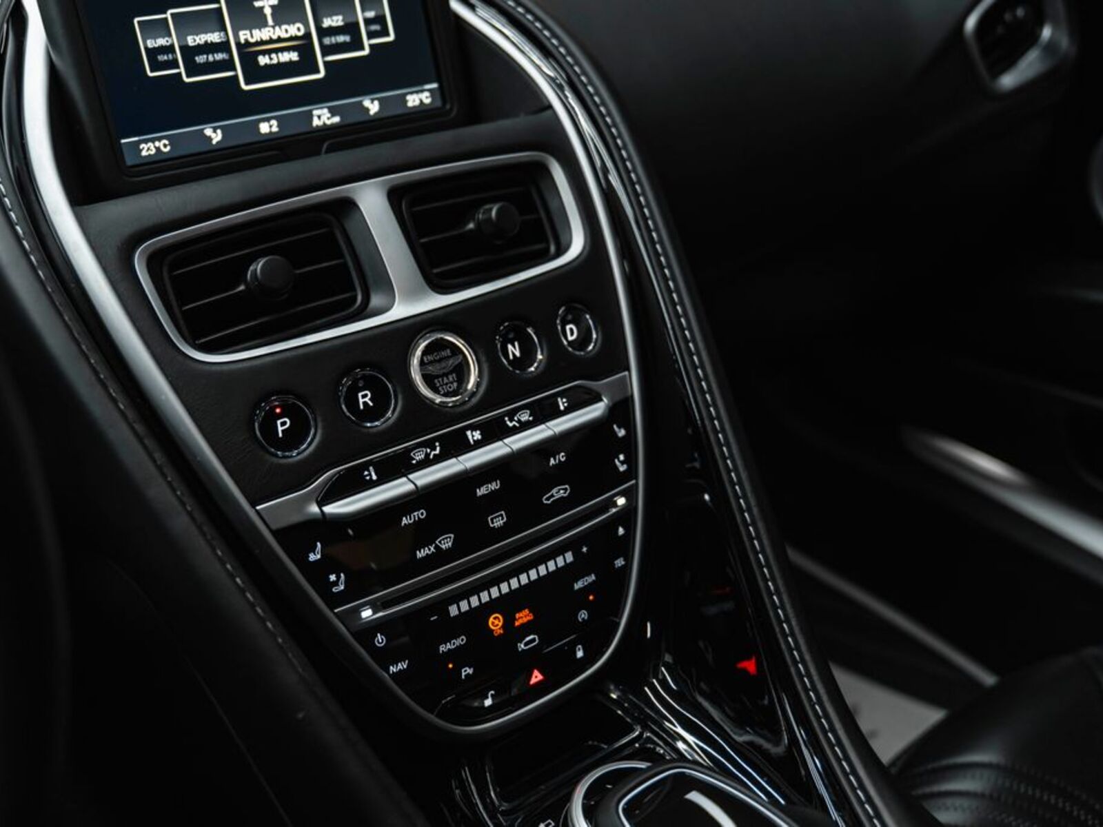 Aston Martin DB11 12