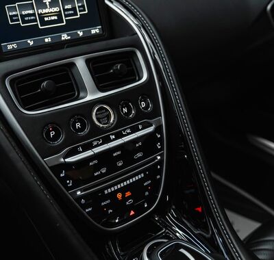 Aston Martin DB11 12