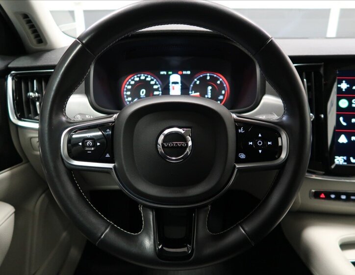 Volvo S90 Sedan / Limuzína 2,0 l 173 kw
