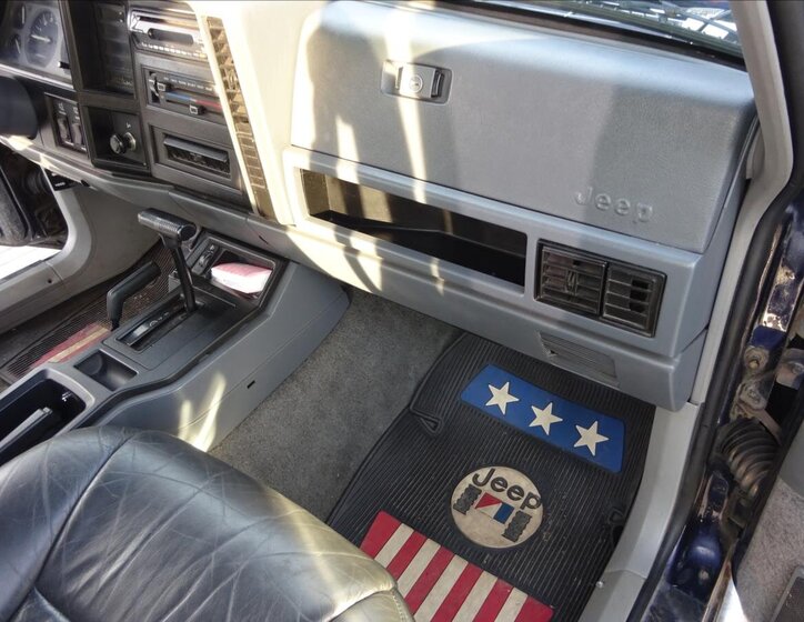 Jeep Cherokee SUV 4,0 l 136 kw