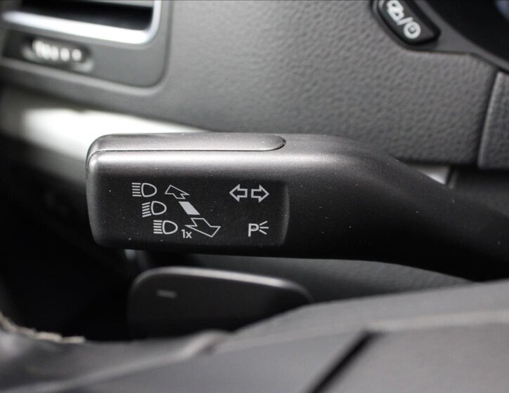 Volkswagen Sharan Kombi 2,0 l 103 kw