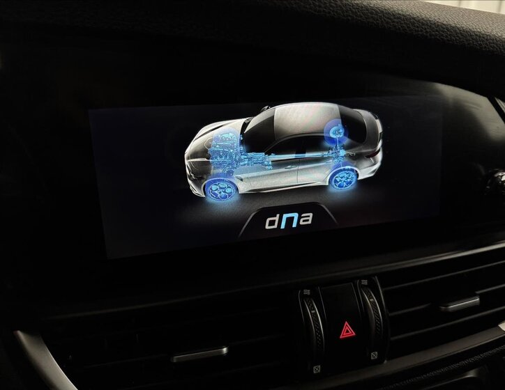 Alfa Romeo Giulia Sedan / Limuzína 2,0 l 206 kw