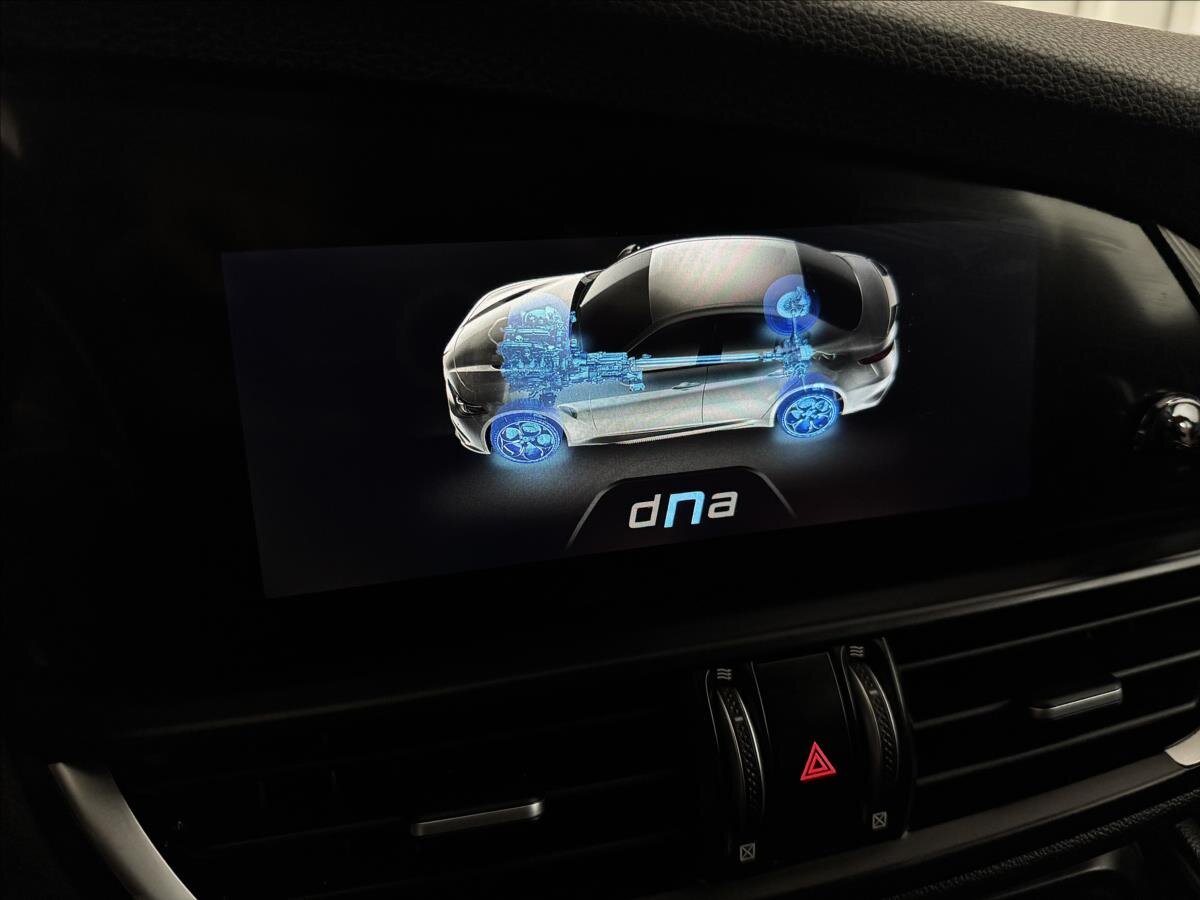 Alfa Romeo Giulia Sedan / Limuzína 2,0 l 206 kw