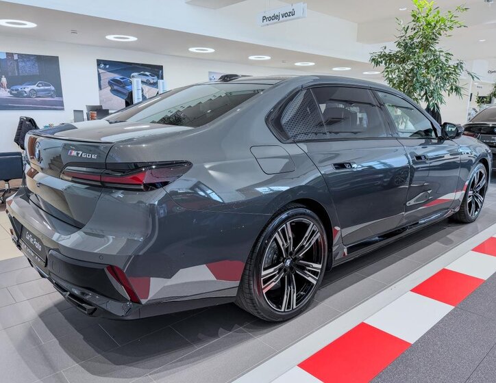 BMW Řada 7 Sedan / Limuzína 3,0 l 420 kw