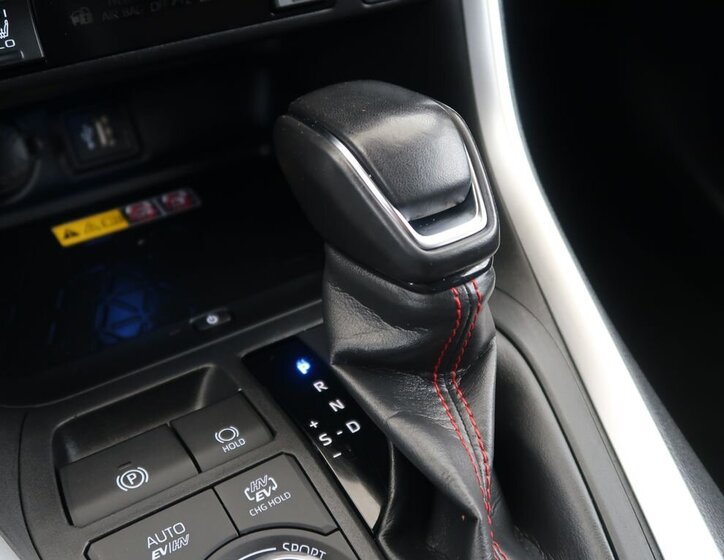 Toyota RAV4 SUV / Terénní 2,5 l 225 kw