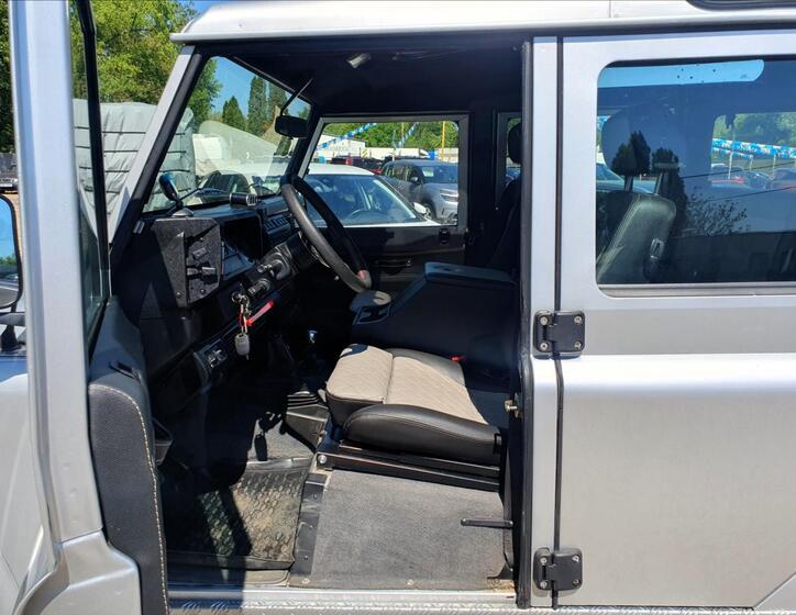 Land Rover Defender 9