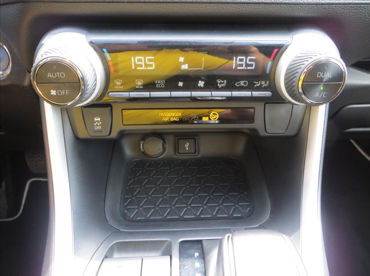 Toyota RAV4 SUV / Terénní 2,5 l 131 kw