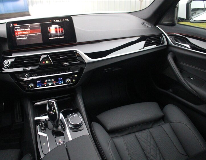 BMW Řada 5 Kombi 3,0 l 210 kw