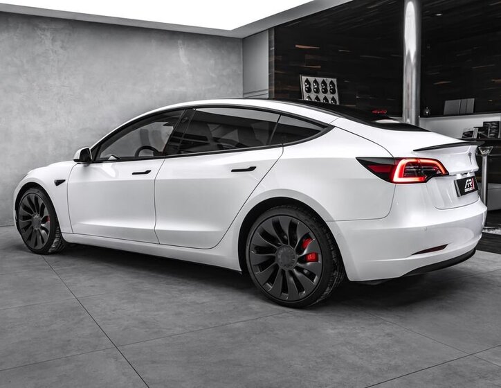 Tesla Model 3 Sedan 0,0 65 kw