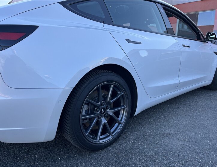 Tesla Model 3 Sedan / Limuzína 0,0 208 kw