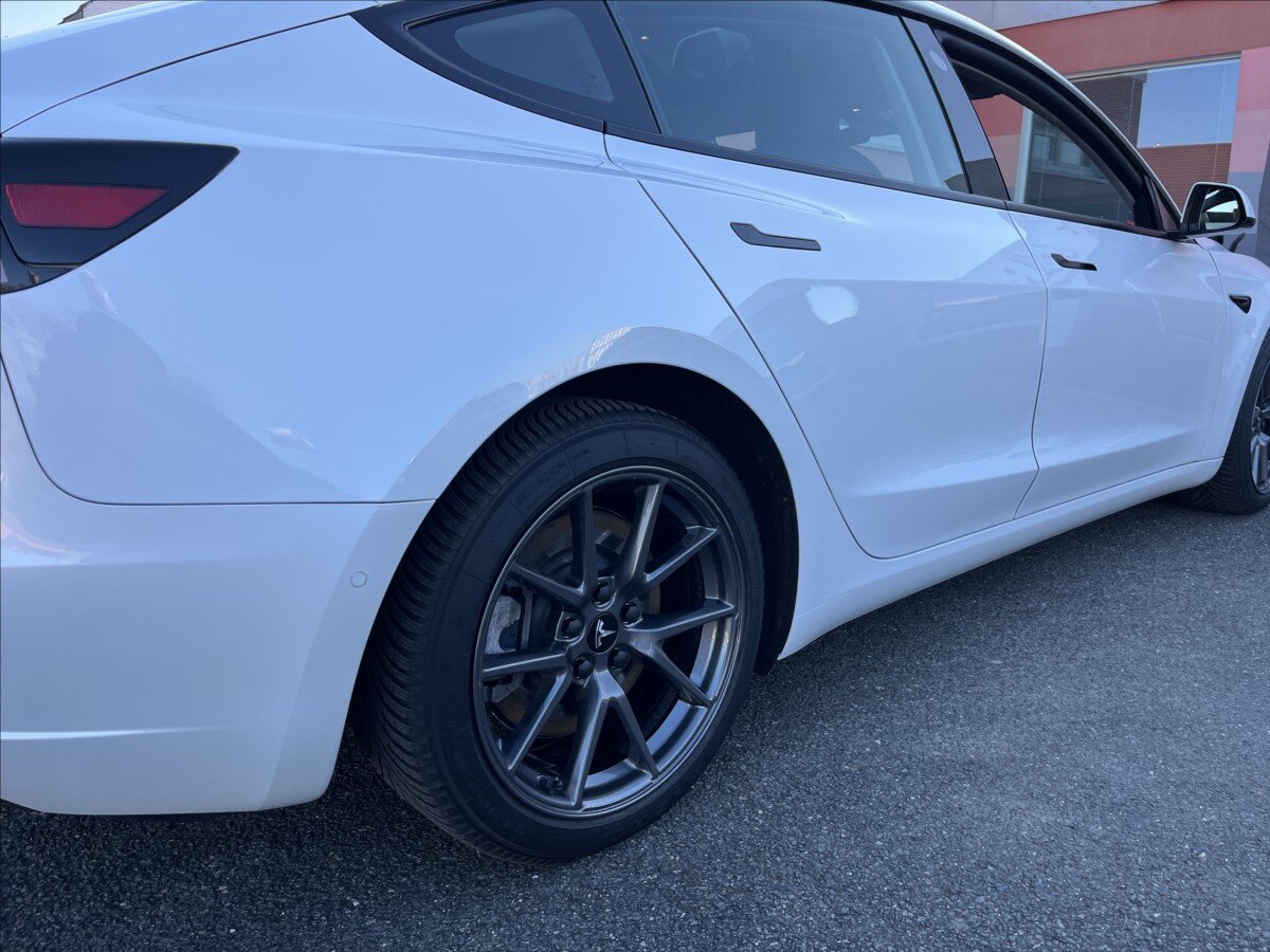 Tesla Model 3 Sedan / Limuzína 0,0 208 kw
