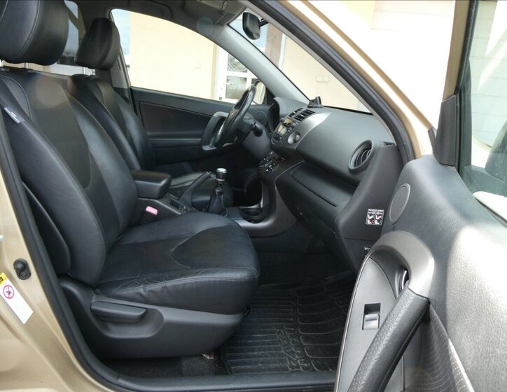 Toyota RAV4 SUV / Terénní 2,2 l 110 kw