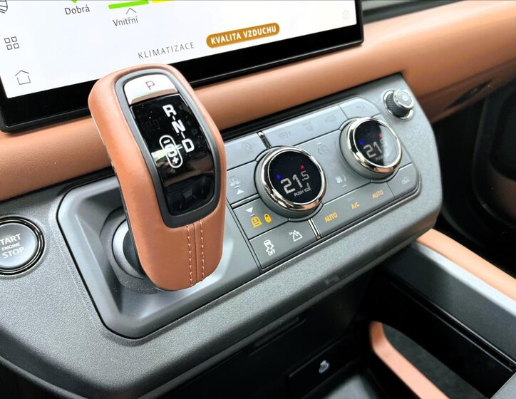 Land Rover Defender SUV 4,4 l 467 kw