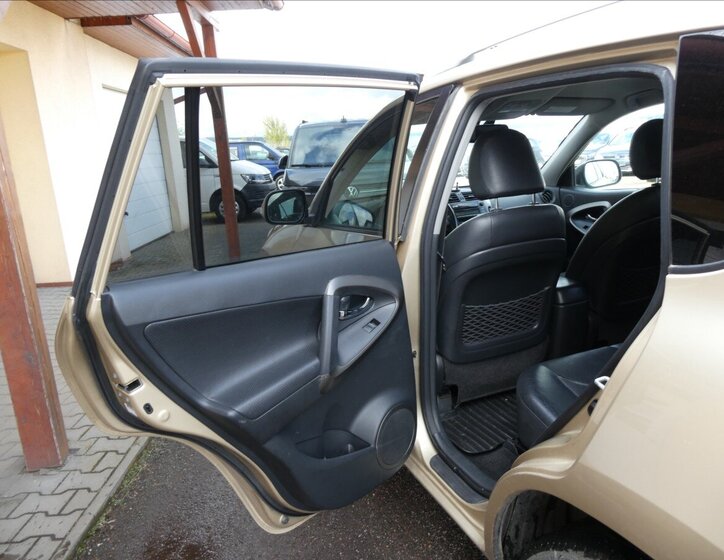 Toyota RAV4 SUV / Terénní 2,2 l 110 kw