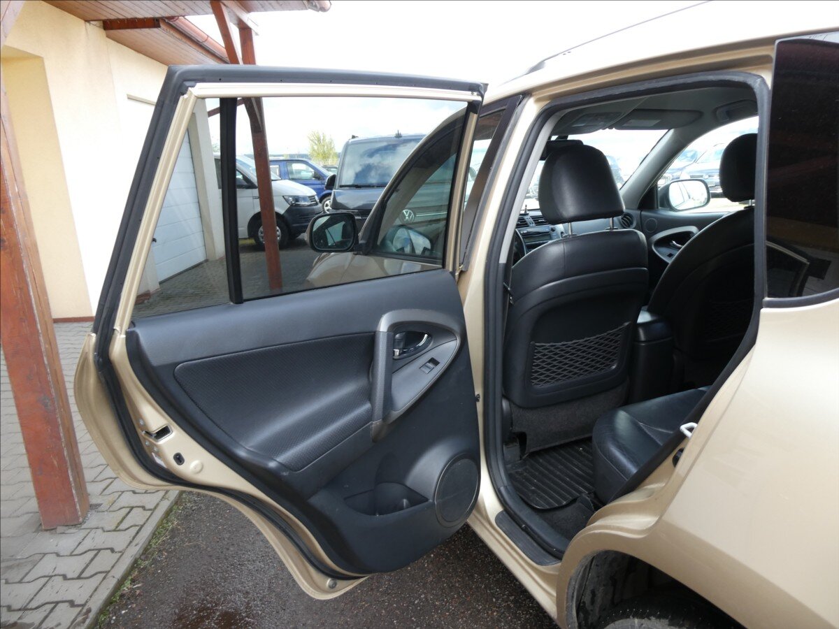 Toyota RAV4 SUV / Terénní 2,2 l 110 kw