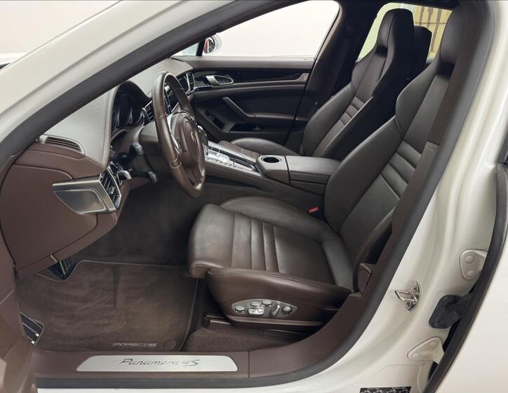 Porsche Panamera 36