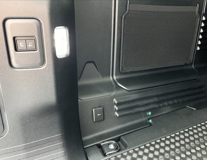 Land Rover Defender 8