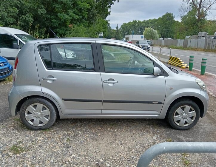 Daihatsu Sirion Hatchback 998,0 51 kw