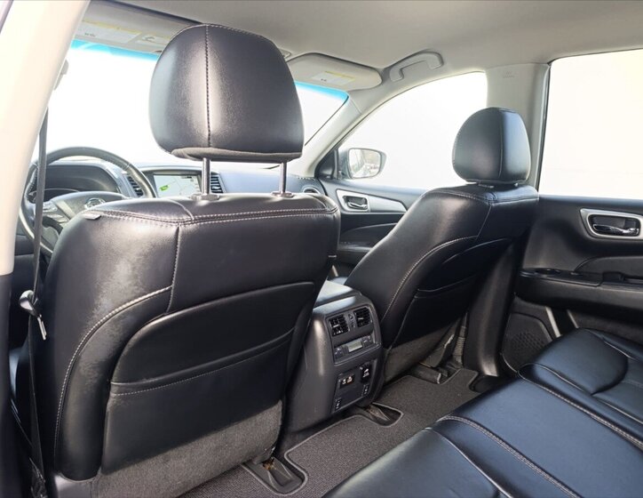 Nissan Pathfinder SUV 3,5 l 212 kw