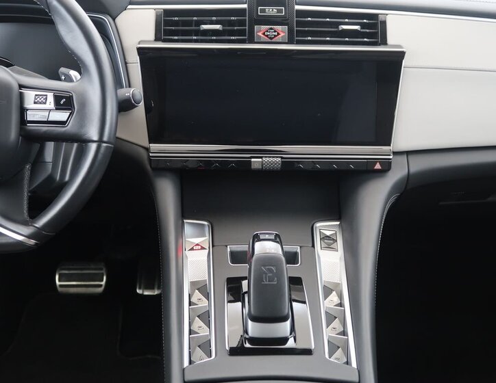 DS Automobiles DS9 Sedan / Limuzína 1,6 l 147 kw