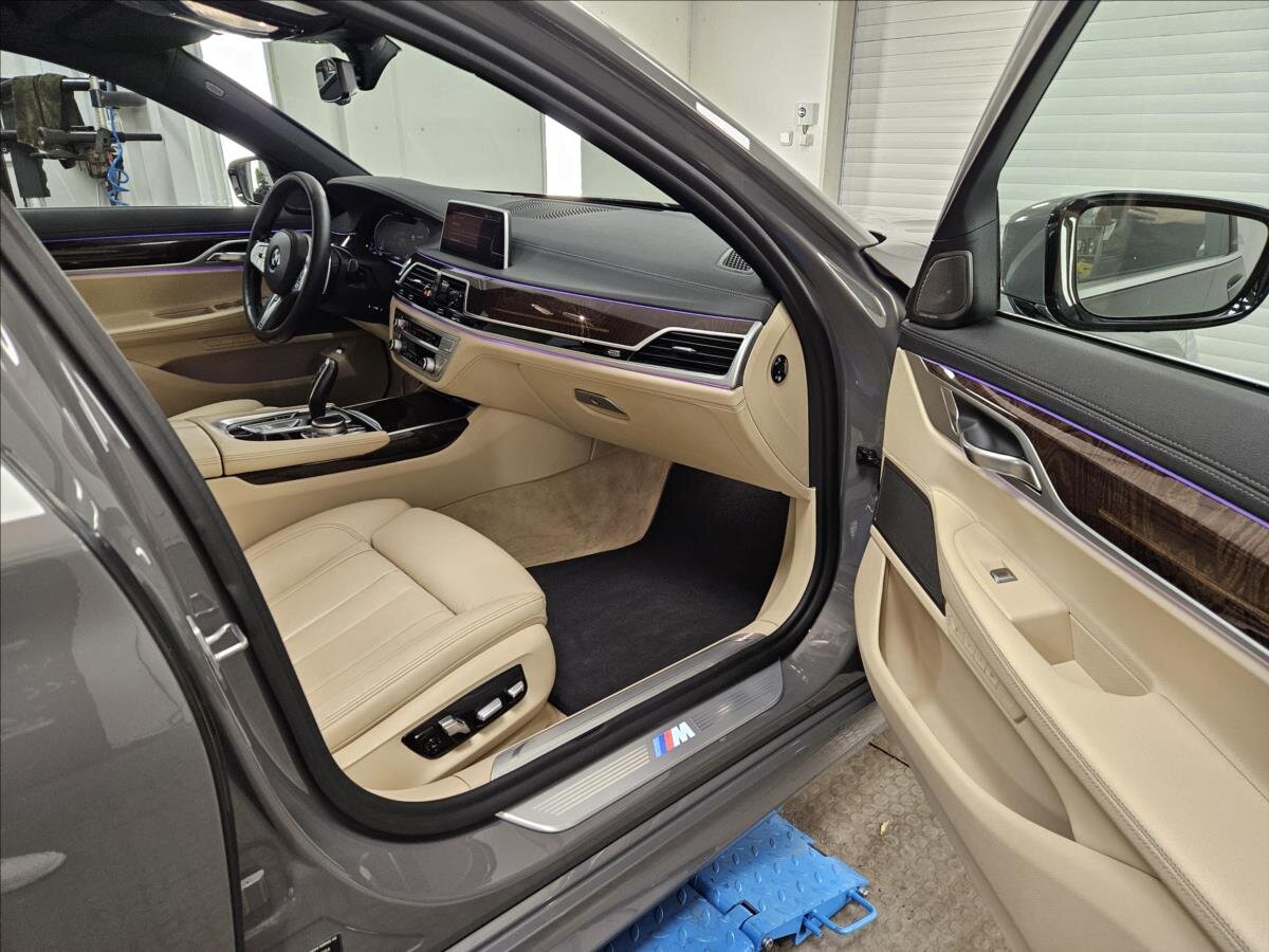 BMW Řada 7 Sedan 3,0 l 195 kw