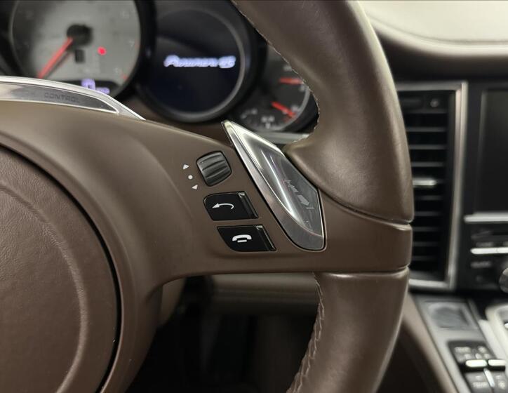 Porsche Panamera 12