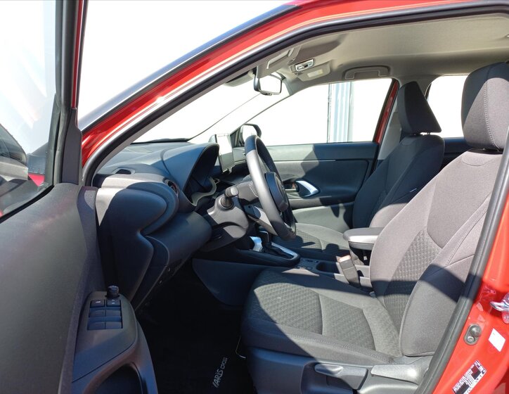 Toyota Yaris Cross CUV / Crossover 1,5 l 68 kw