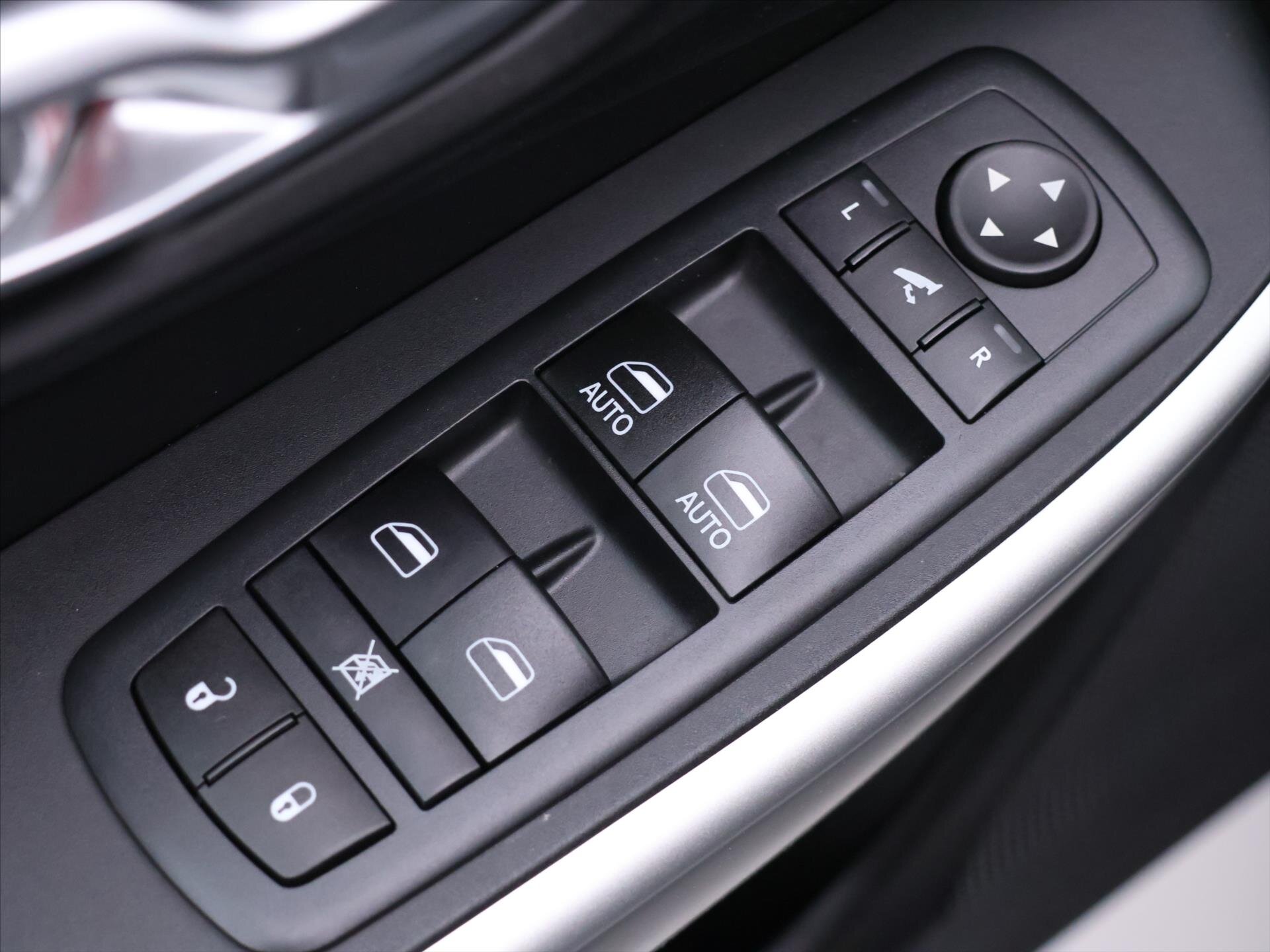 Jeep Cherokee SUV / Terénní 2,2 l 147 kw