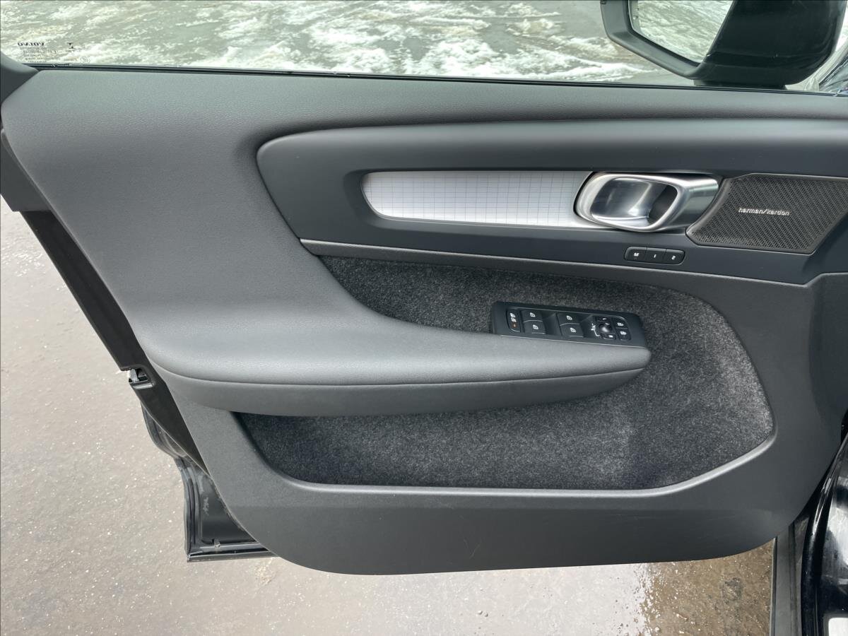 Volvo XC40 SUV / Terénní 2,0 l 145 kw