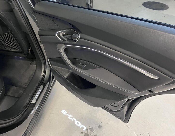 Audi Q8 e-tron SUV 0,0 300 kw