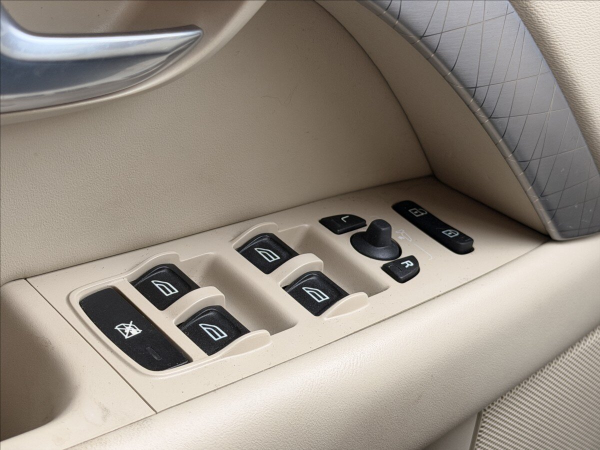 Volvo XC70 Kombi 2,4 l 151 kw