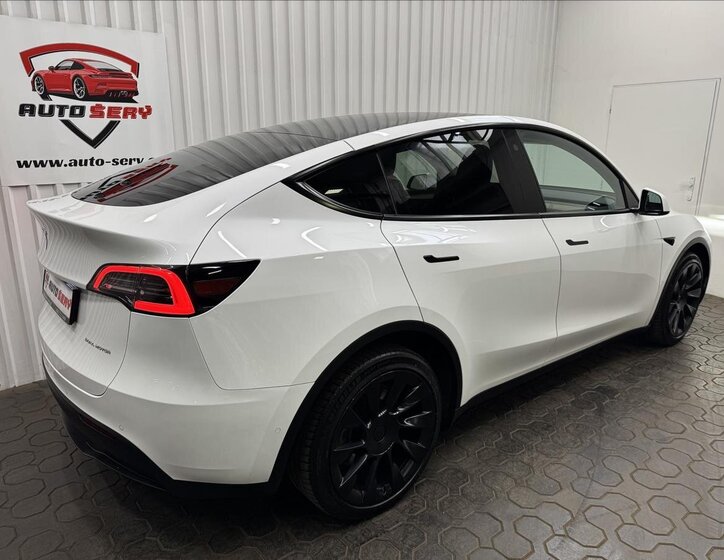 Tesla Model Y 8