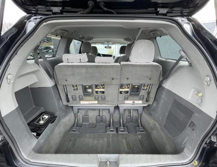 Toyota Sienna 4