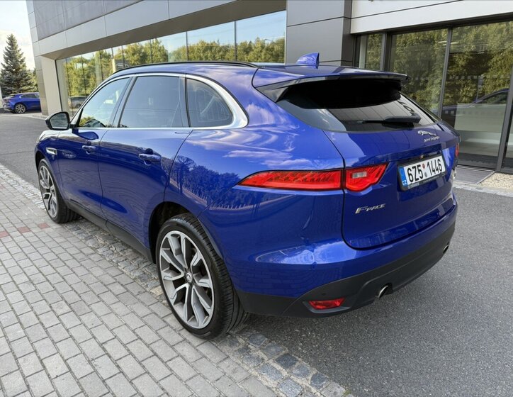Jaguar F-Pace 9