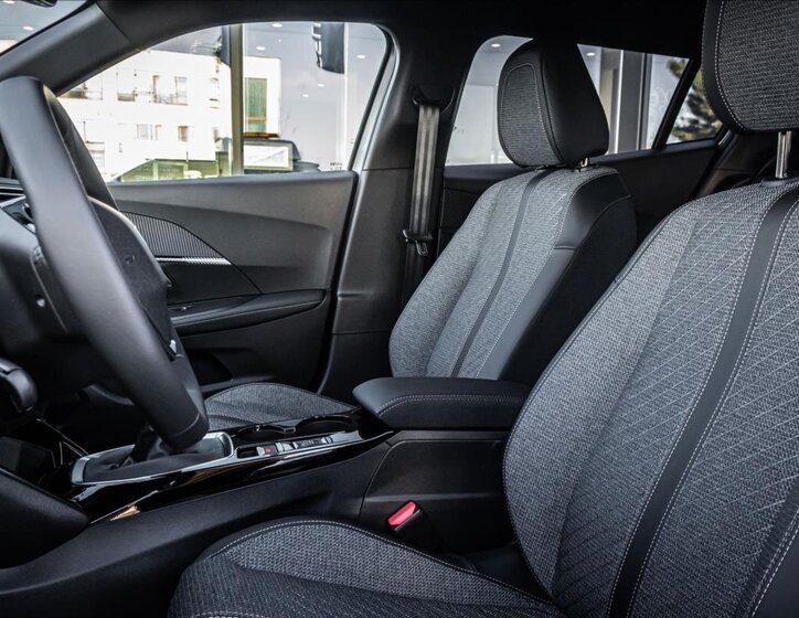 Peugeot 2008 SUV 1,2 l 100 kw