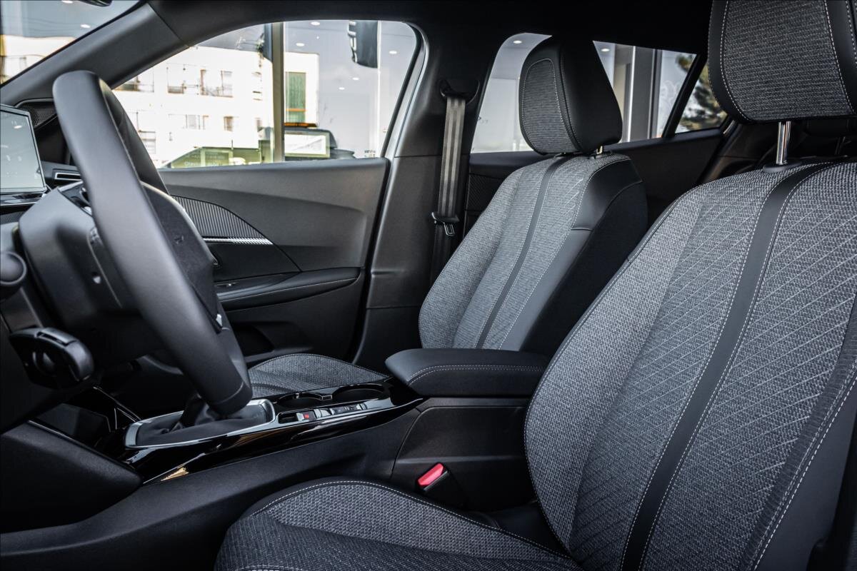 Peugeot 2008 SUV 1,2 l 100 kw