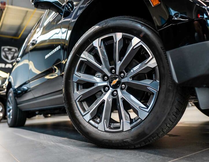 Chevrolet Suburban SUV 6,2 l 313 kw