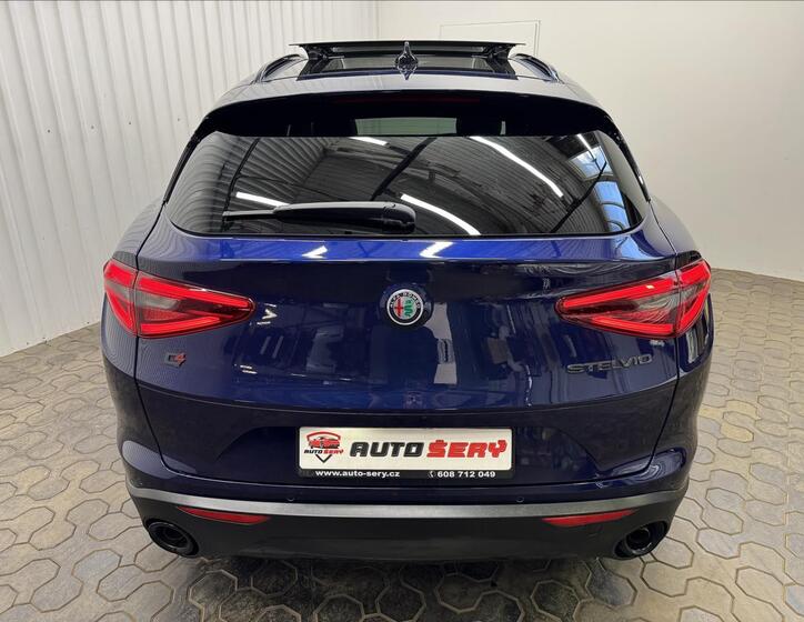 Alfa Romeo Stelvio 7