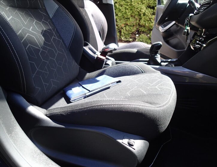 Peugeot 2008 Kombi 1,2 l 61 kw